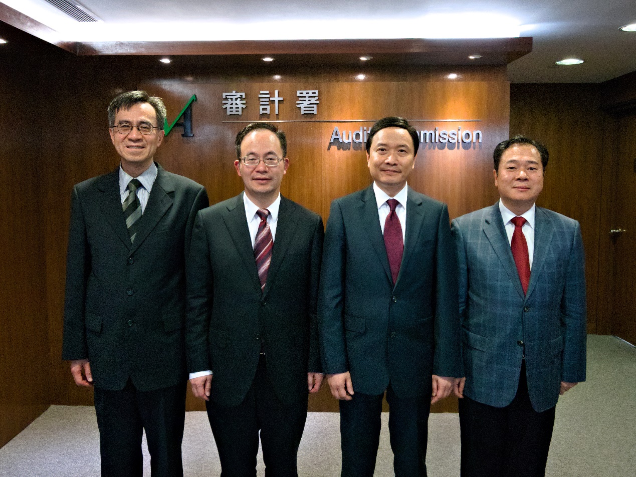 Our Director, Mr Lu Rongchun (second from left),<br>
Mr Huang Jianxun (right) and our Deputy Director (left)