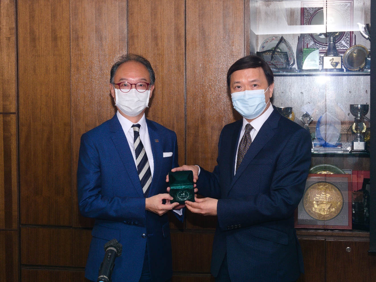 Director of Audit presenting a souvenir to HKICPA President Mr Johnson Kong (left)
