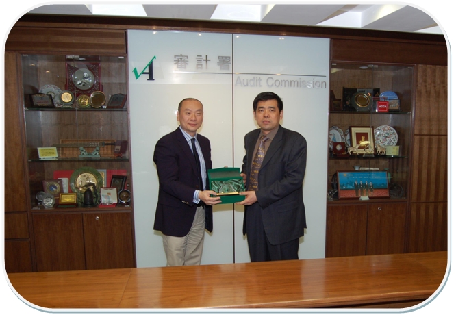 Mr Andrew Chang, Principal Auditor, presenting a souvenir
to Mr Pei Guangming (right)
