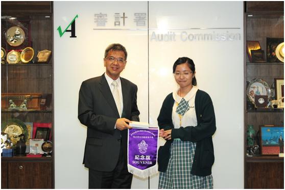 A student representative (from S.K.H. Bishop Baker Secondary School)
presenting a souvenir to our Director