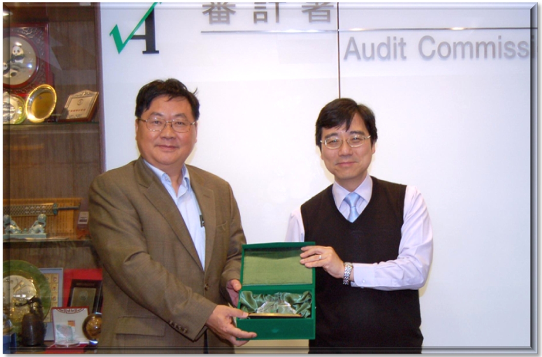 Mr Teo Wing-on, Senior Auditor, presenting a souvenir to Mr Deng Ping (left)
