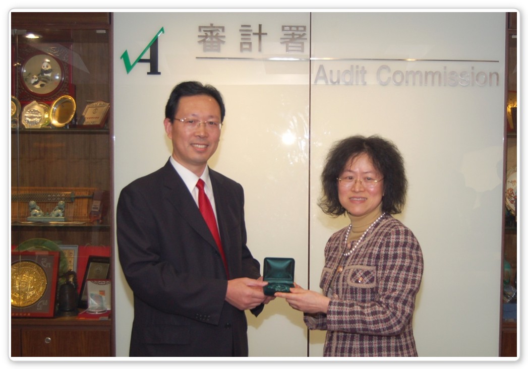 Ms Alice Poon, Senior Auditor, presenting a souvenir to Mr Zheng Hou Ming (left)