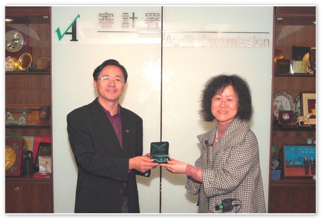 Ms Alice Poon, Senior Auditor, presenting a souvenir to Mr Chu Jinxiao (left)