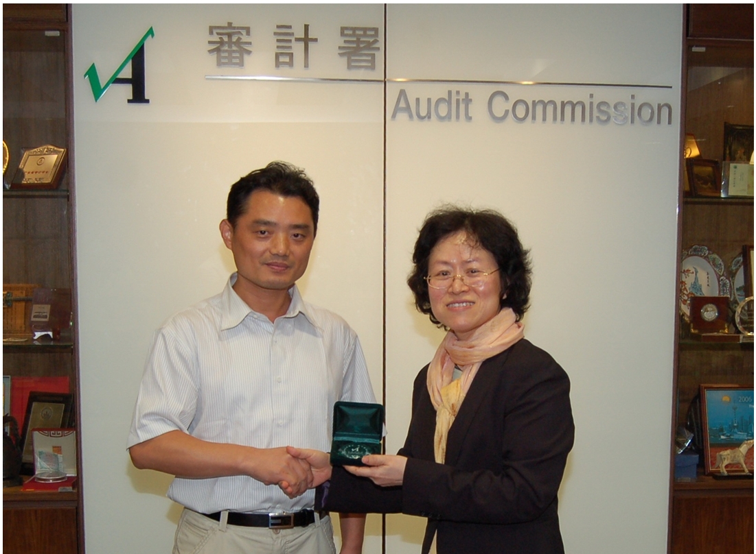 Ms Alice Poon, Senior Auditor, presenting a souvenir to Mr Shi Bin (left)