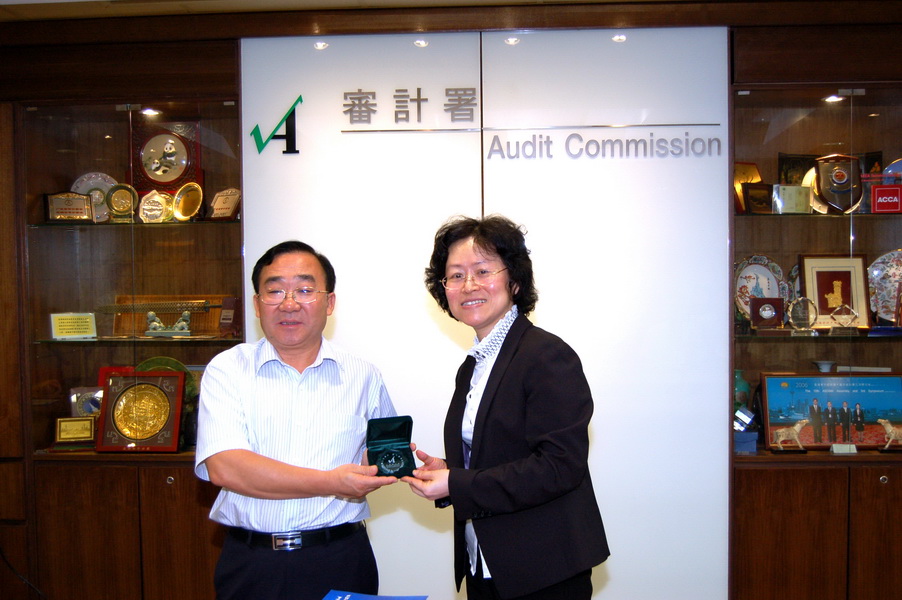 Ms Alice Poon, Senior Auditor, presenting a souvenir to Professor Cai Zexiang (left)