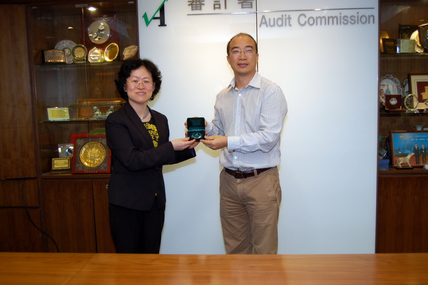 Ms Alice Poon, Senior Auditor, presenting a souvenir to Mr Zhao Zhongliang (right)