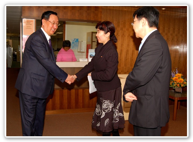 Deputy Director of Audit greeting Mr Chen Lianfu