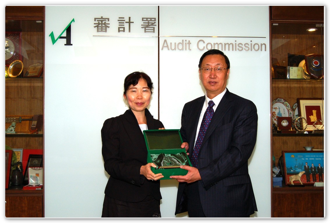 Deputy Director of Audit presenting a souvenir to Mr Chen