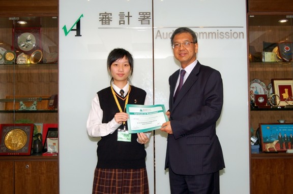 Our Director presenting the certificates of achievement to a student representative from HKFYG Lee Shau Kee College