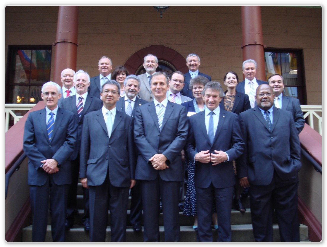 審Director of Audit and other Auditors-General (with Forum Host, Mr Peter Achterstraat, Auditor-General of New South Wales at centre of front row)