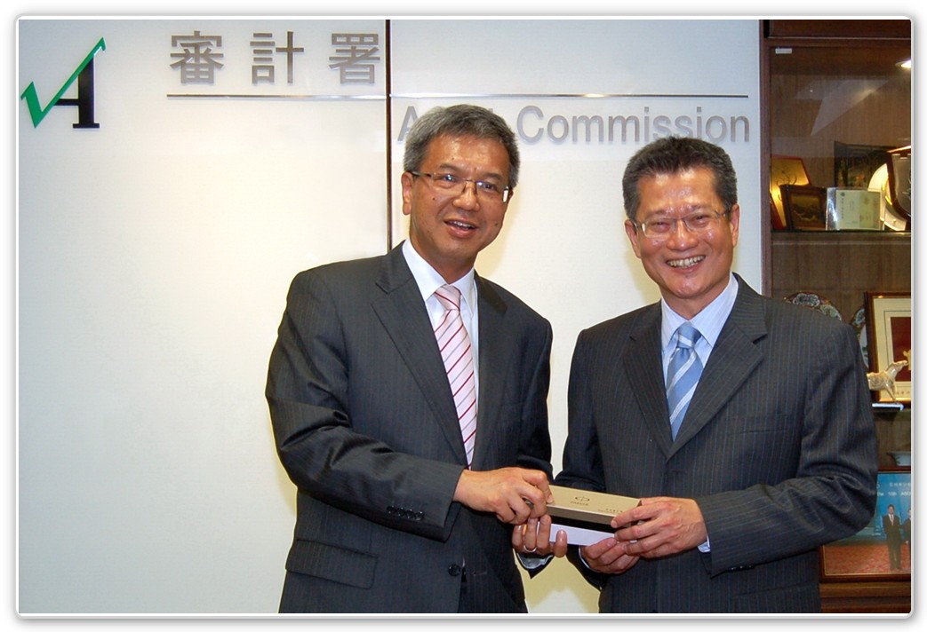 Our Director presenting a souvenir to Mr Chan