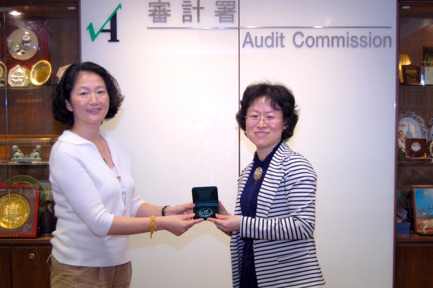 Ms Alice Poon, Senior Auditor, presenting a souvenir to Ms Gong Yunbin (left)