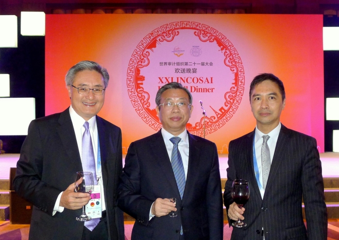 Our Director, Liu Jiayi (centre) and Ho Veng On, Commissioner of Audit of Macao Special Administrative Region (right)