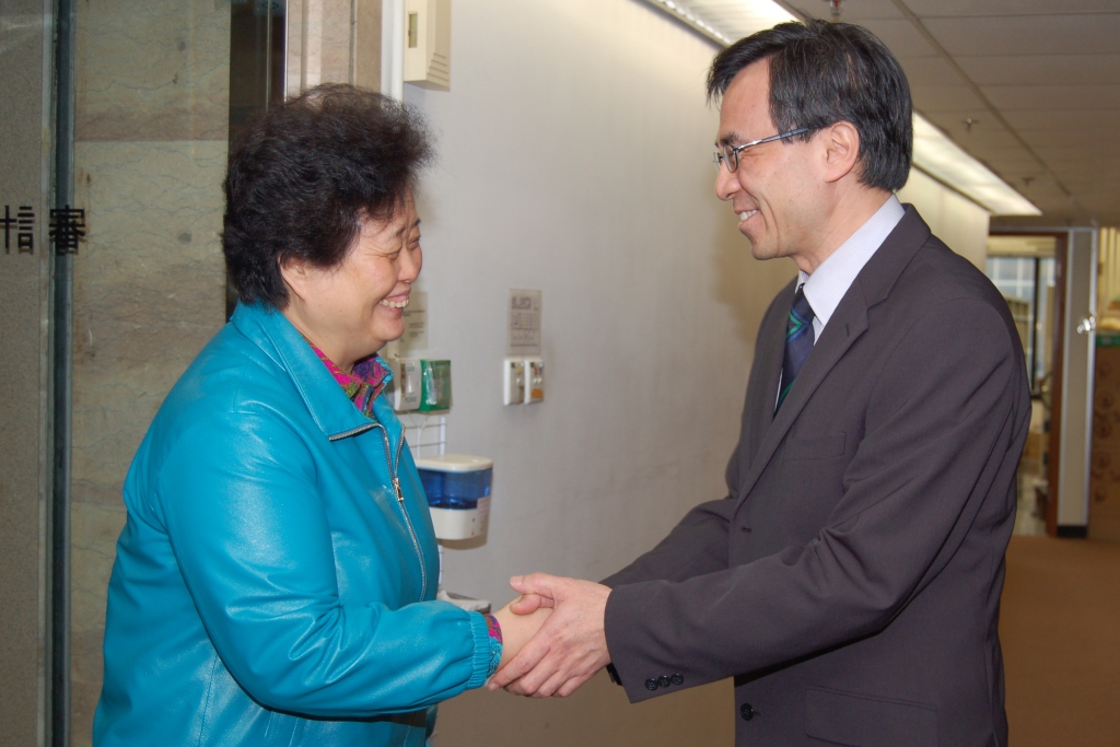 Mr Pang Kwok-sing (Assistant Director of Audit) greeting Ms Qu Shuhui