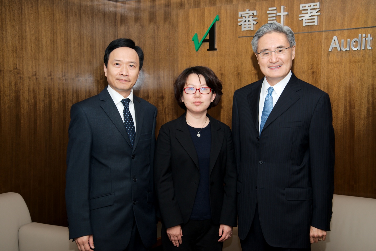 Our Director, Deputy Director and Ms YUAN Yuan (center)