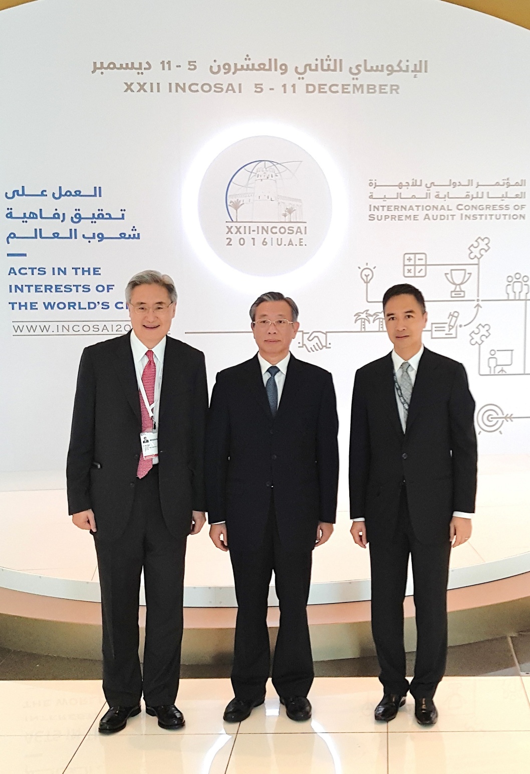 Our Director, Liu Jiayi (centre) and Ho Veng On, Commissioner of Audit of Macao Special Administrative Region (right)