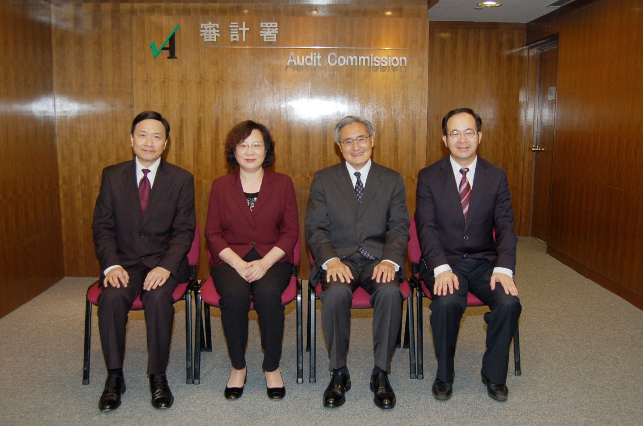 審計署署長、何麗娟女士(左二)、盧榮春先生(右)及審計署副署長(左)合照