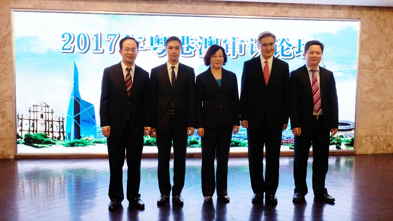 Our Director (second from right), Ms He Lijuan, Director of the Audit Office of Guangdong Province (centre), Ho Veng On, Commissioner of Audit of Macao Special Administrative Region (second from left), Lu Rongchun, Secretary of the Leading Party Members’ Group of Audit Office of Guangdong Province (left) and Fang Lixu, Mayor of Meizhou Municipality (right)