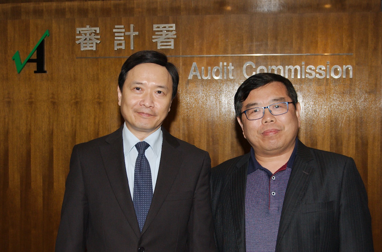 Our Deputy Director and Mr Li Wen Ze (right)