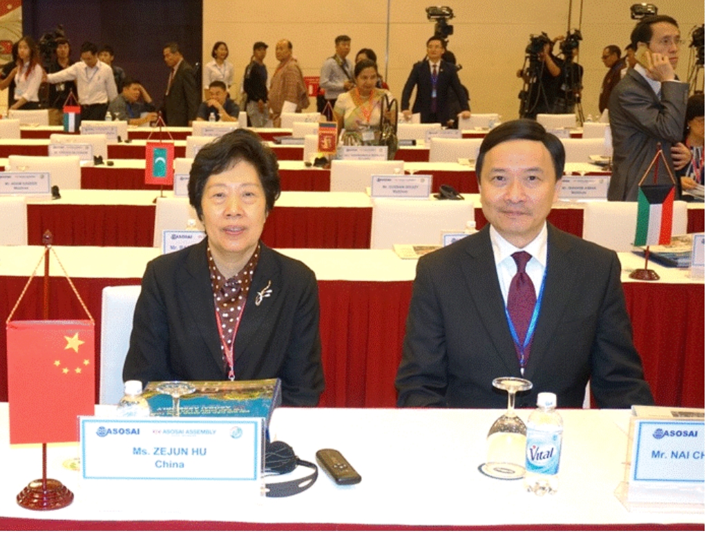 本署副署长与国家审计署审计长胡泽君女士(左)出席大会