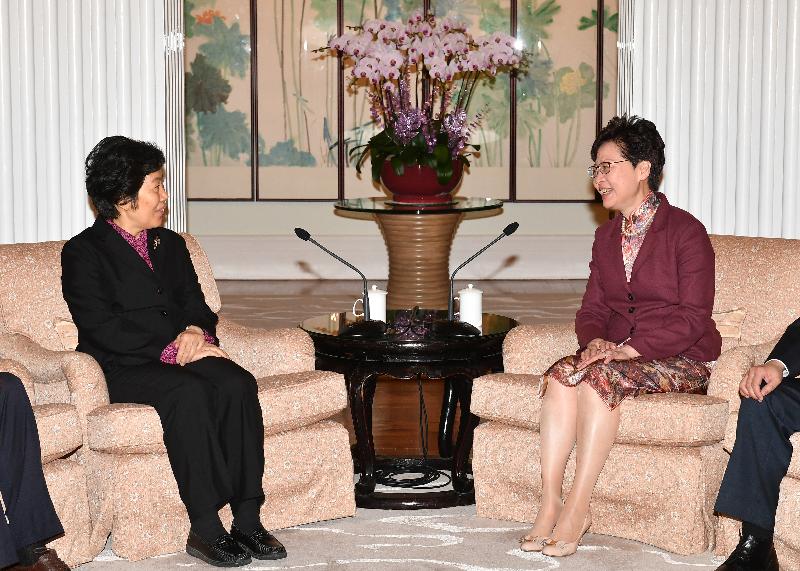The Chief Executive, Mrs Carrie Lam (right) and the Auditor General of 
National Audit Office, Ms Hu Zejun (left)