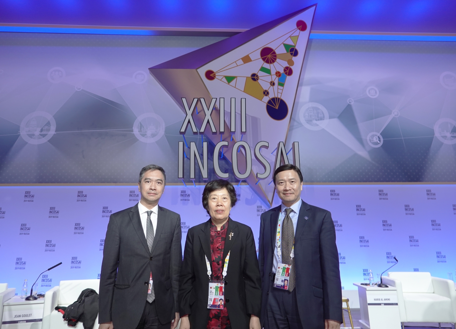 John Chu, Director of Audit (right), Ms Hu Zejun (centre) and Ho Veng On, Commissioner of Audit of Macao Special Administrative Region (left)