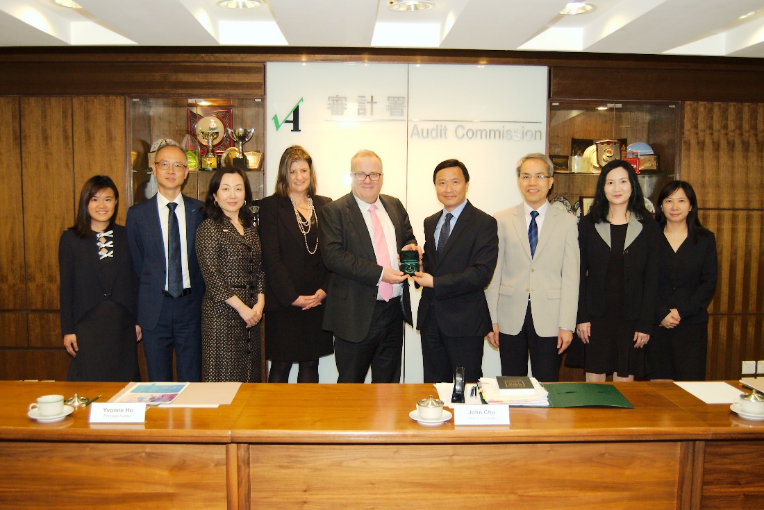 Mr John Chu, Director of Audit (right), presenting a souvenir to 
Mr Andrew Harding, Chief Executive, Management Accounting Unit, 
Association of International Certified Professional Accountants (left)

