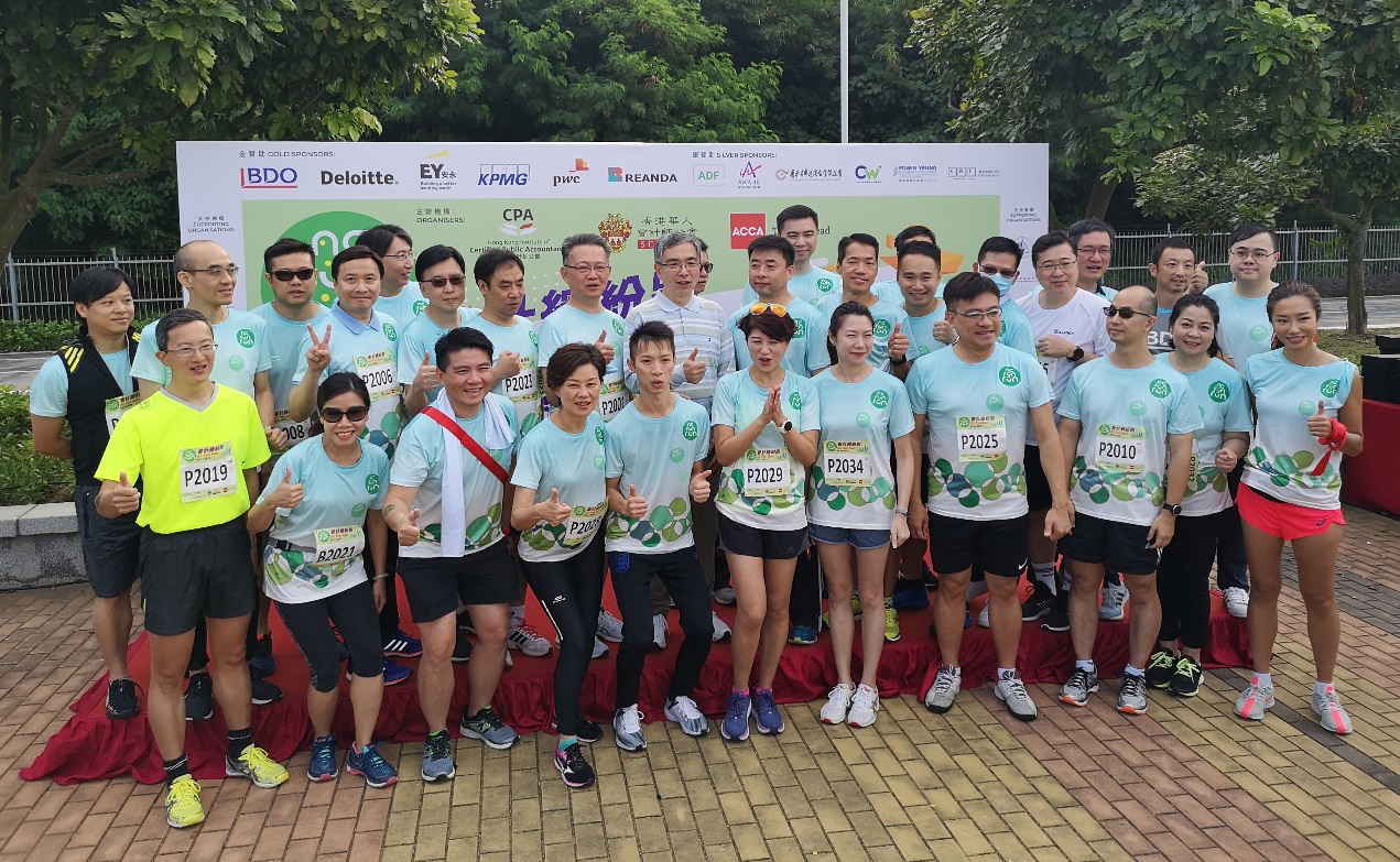 Group photo of Mr John Chu, Director of Audit (4th from the left at the back row) and other officiating guests at the Opening Ceremony