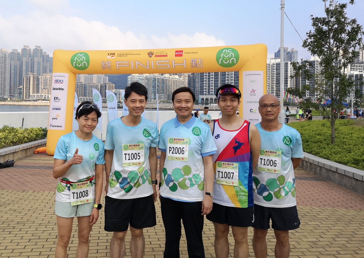 Group photo of Director of Audit and
the award-winning team “審計精英隊” before the race began
