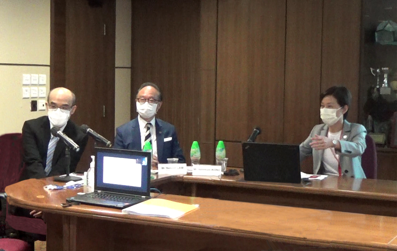 香港会计师公会行政总裁兼注册主任陈咏新女士(右)回答有关该会工作的问题