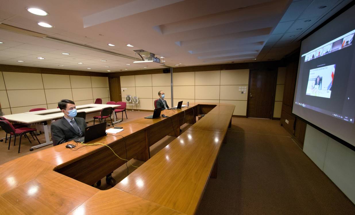 MMr Ken LIANG, Assistant Director of Audit (right) and Mr Allan WONG, Senior Auditor (left) participating in the Assembly using video conferencing software