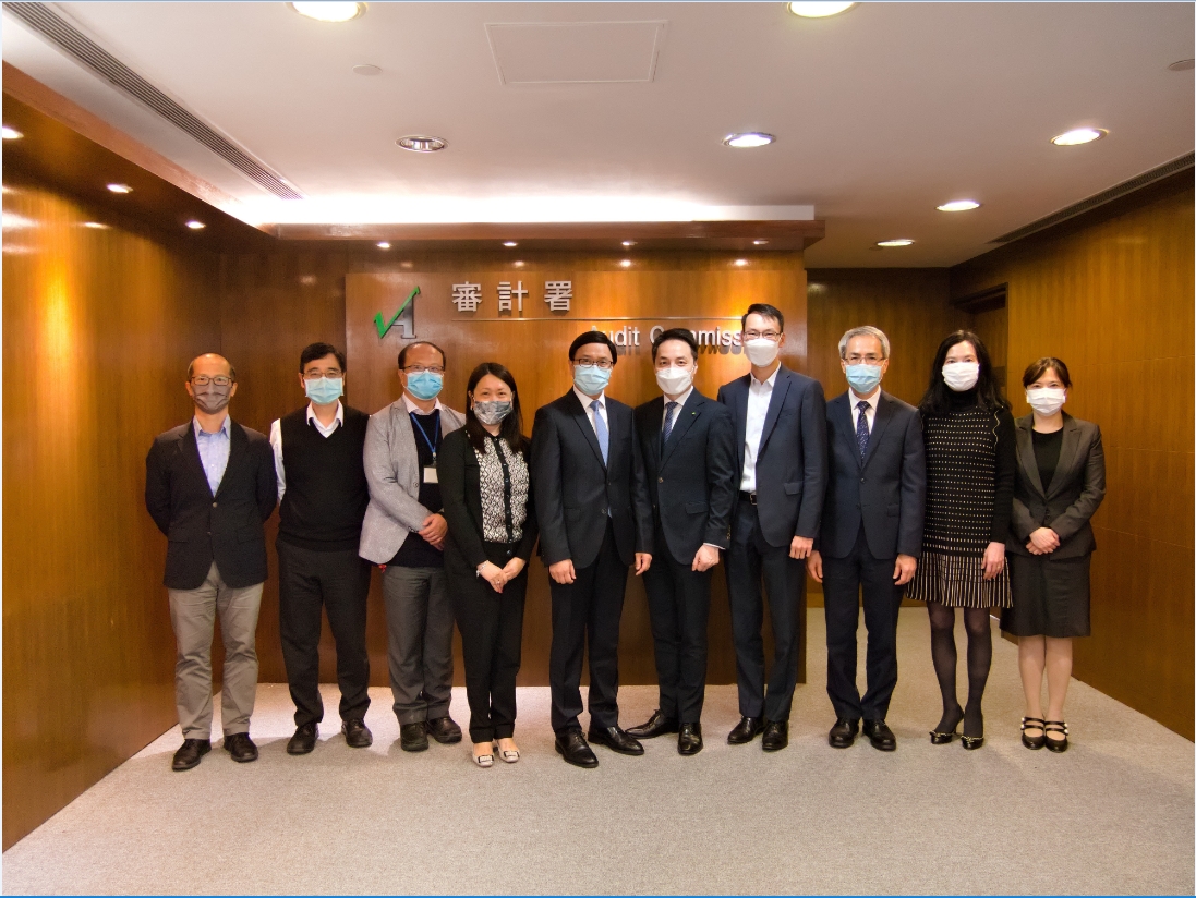 Group photo of our Director (5th from left), Mr Edward Au (6th from left), 
Ms Jasmine Lee (4th from left), Mr Roy Leung (7th from left) 
and other senior staff of our Commission
