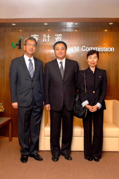 Our Director, Deputy Director and Mr Li Yingjin (centre)