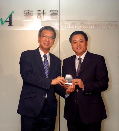 Our Director presenting a souvenir to Mr Li