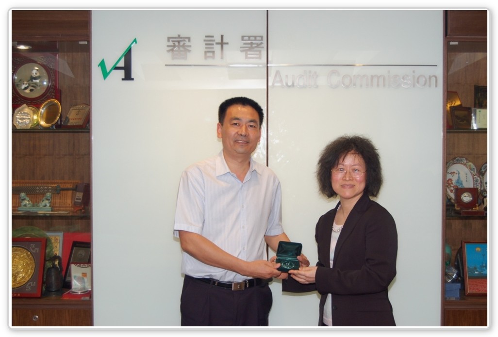 Alice Poon, Senior Auditor, presenting a souvenir to Mr Dong Tiegang