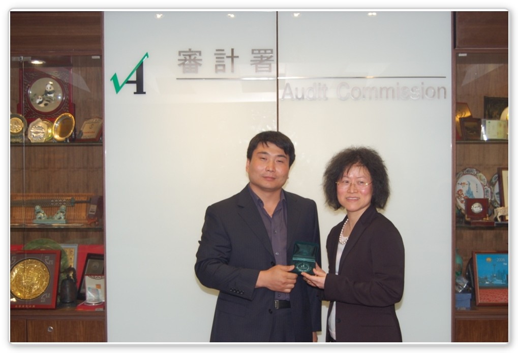 Alice Poon, Senior Auditor, presenting a souvenir to Mr You Yahong