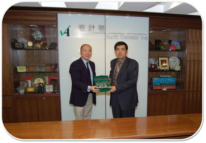 Mr Andrew Chang, Principal Auditor, presenting a souvenir to Mr Pei Guangming (right)