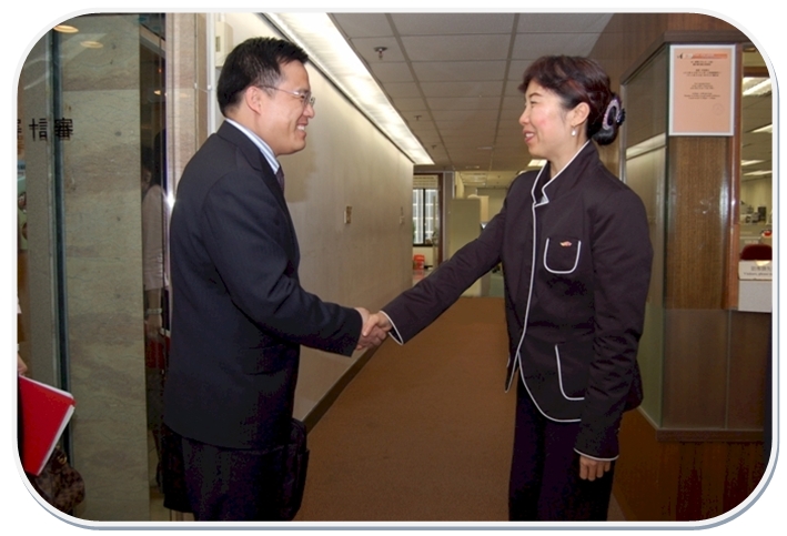 Deputy Director of Audit greeting Mr Guo Xingwang