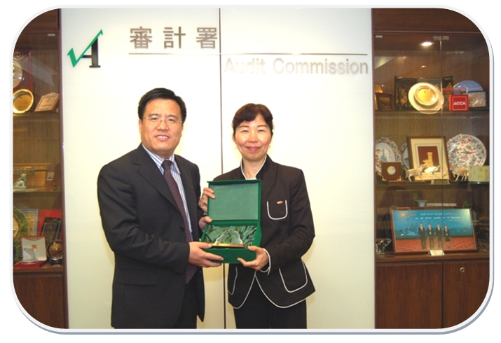 Deputy Director of Audit presenting a souvenir to Mr Guo