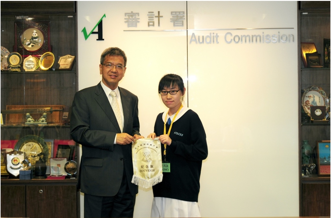 A student representative (from Kwok Tak Seng Catholic Secondary School) presenting a souvenir to our Director