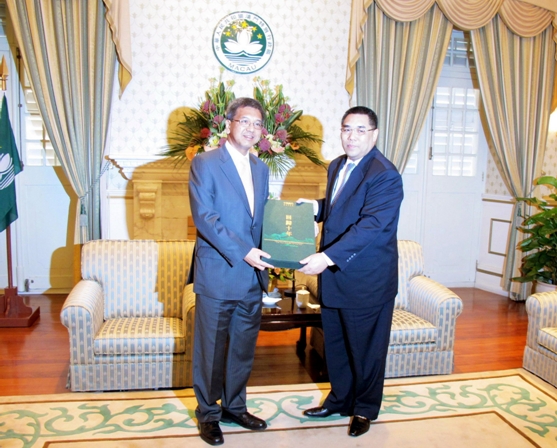 The Chief Executive of the Macao SAR presenting a souvenir to the Director of Audit