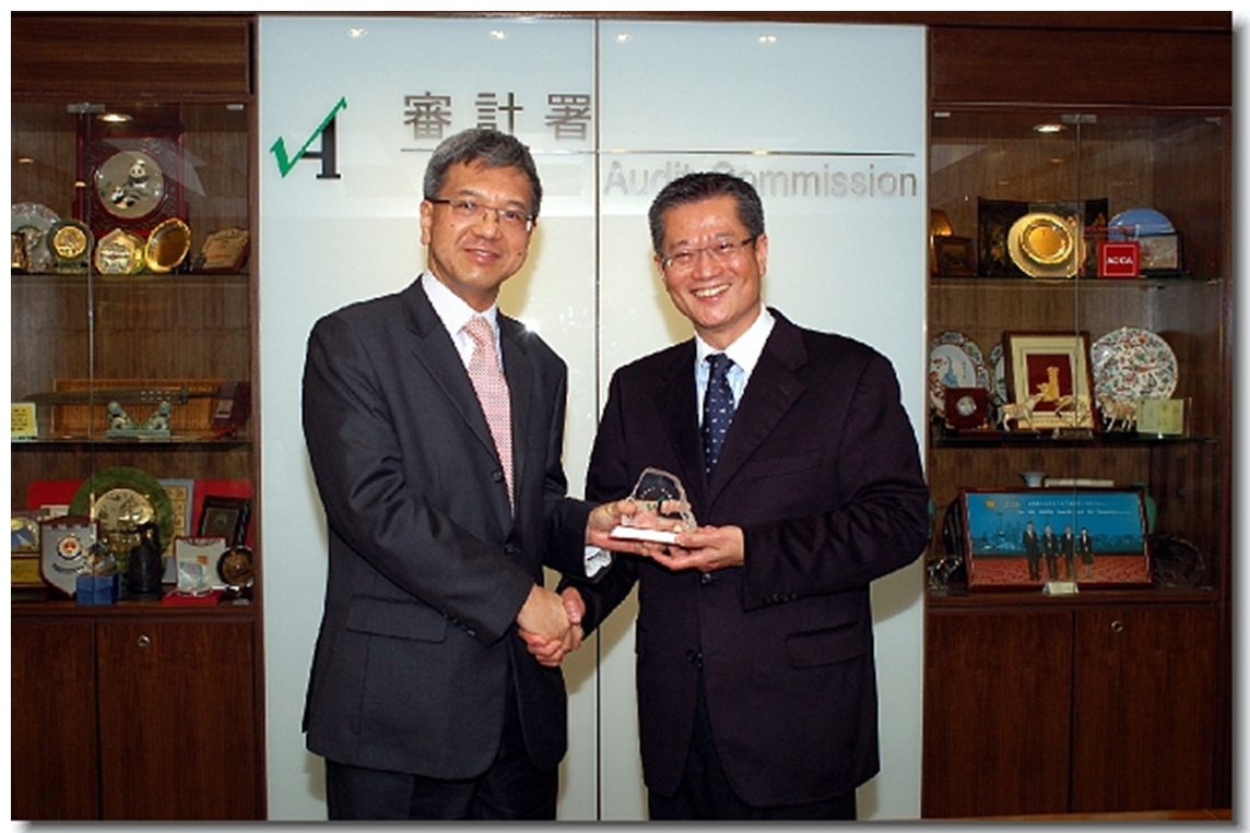 Our Director presenting a souvenir to Mr Chan