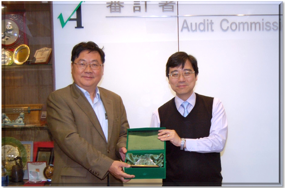 Mr Teo Wing-on, Senior Auditor, presenting a souvenir to Mr Deng Ping (left)