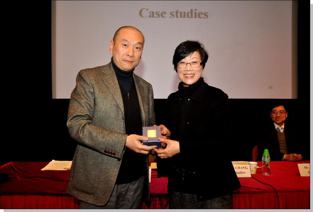 Mrs Lesley Wong, JP, Deputy Director of Accounting Services (Director of Accounting Services from 20 January 2011) presented a souvenir to the Audit Commission